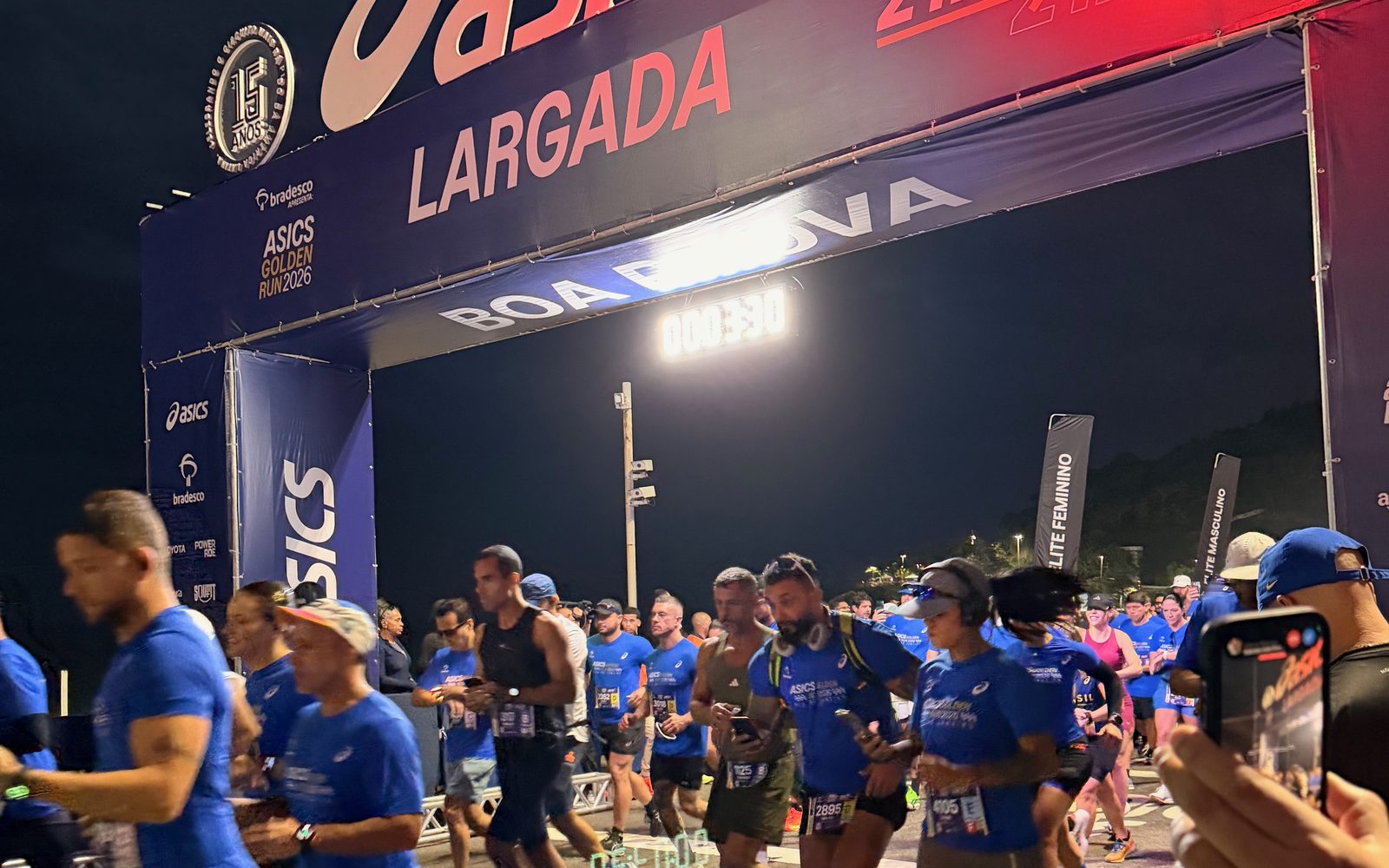 Sonorização de corrida de rua — largada da ASICS Golden Run no Rio de Janeiro